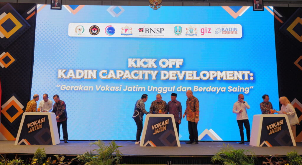 Kick Off KADIN Capacity Development (KCD) bersama oleh Ketua DPD RI, Menteri Koordinator PMK RI, Ketua BNSP, Ketua Pokja Vokasi KADIN Indonesia, Sekretaris Daerah (Sekda) Jatim, Ketua Umum KADIN Jatim dan Direktur Kadin Institute.