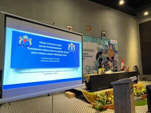 Presentasi KADIN Jawa Timur dalam Narasumber Rapat Koordinasi Dalam Rangka Penetapan dan Implementasi Revitalisasi Pendidikan Vokasi dan Pelatihan Vokasi