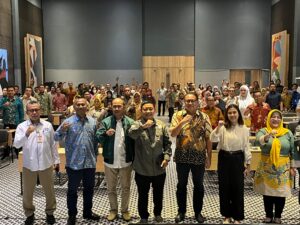 Foto Bersama Pembicara dan Audience Rapat Koordinasi Dalam Rangka Penetapan dan Implementasi Revitalisasi Pendidikan Vokasi dan Pelatihan Vokasi